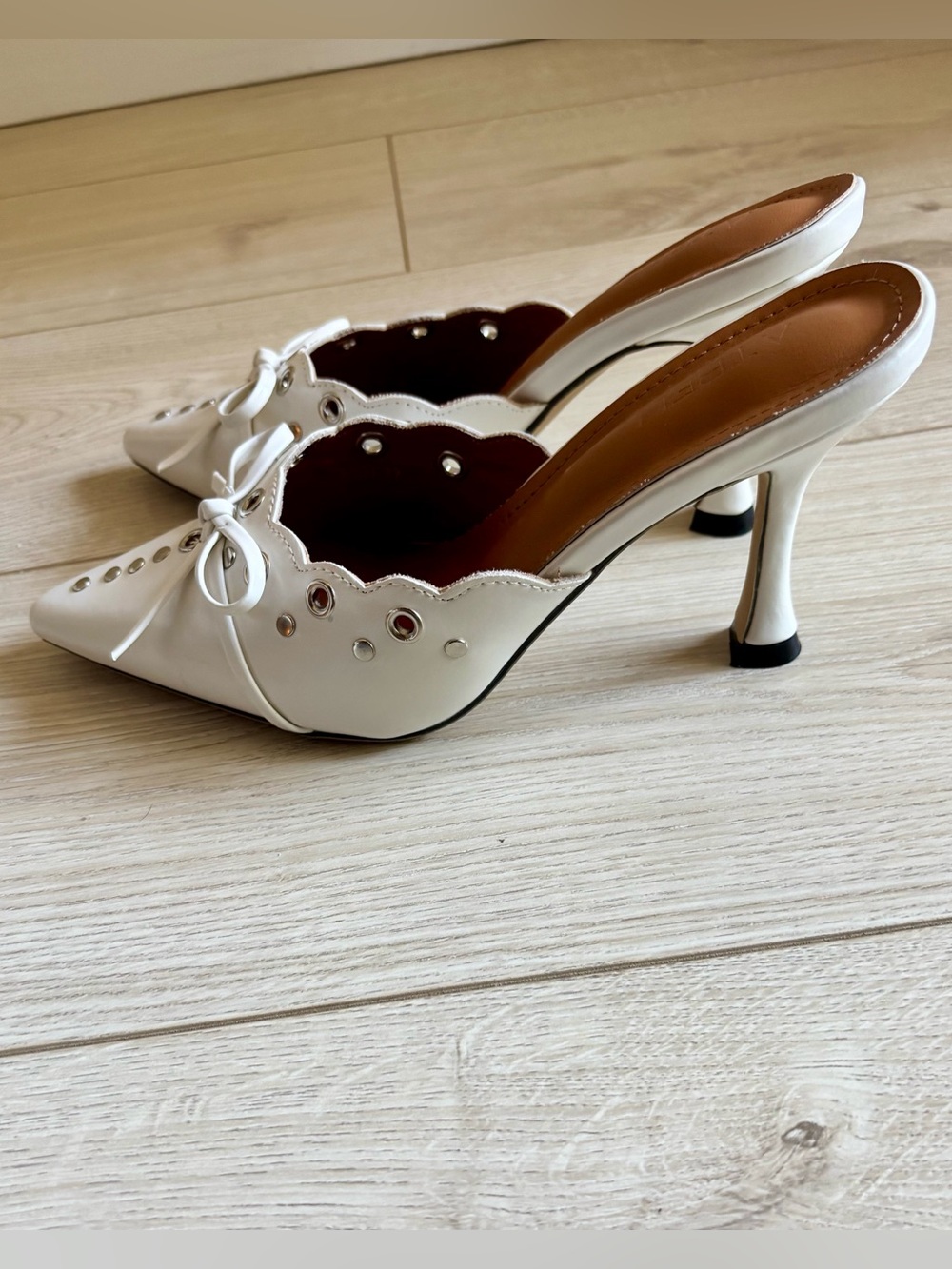 Bow Tie Scalloped Mule Heels with Studs in White Size 37
